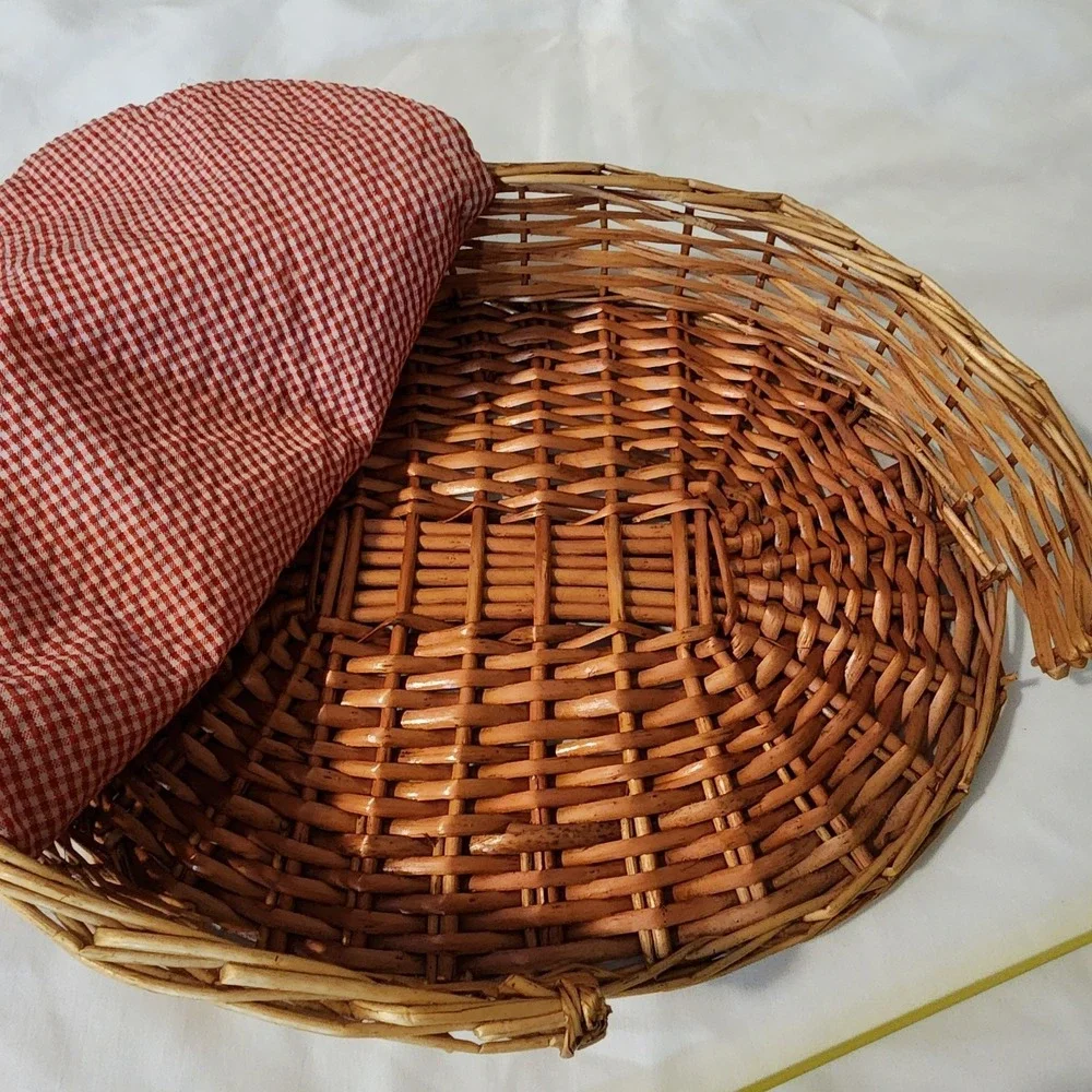 Realistic White Sleeping Cat in Basket Figurine Soft Real Feel Fur. SEE PHOTOS‎